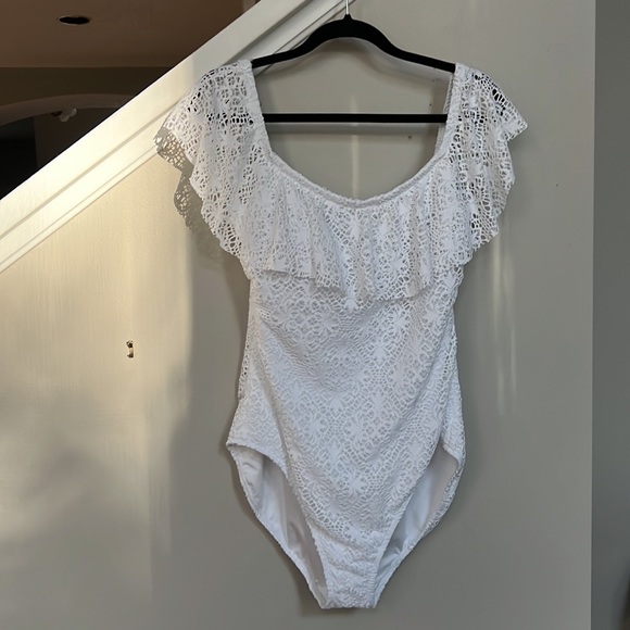 LAUREN RALPH LAUREN Off-The-Shoulder Tummy-Control Crocheted Swimsuit. - Picture 4 of 11